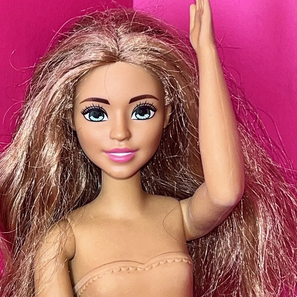 2022 Barbie Mattel Brown Hair Doll Green Eyes R44HF‎ HLL21